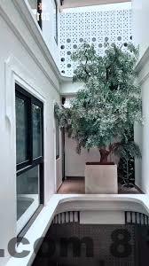 Nhân viên lễ tân Eli Rina Hotel thân thiện và hỗ trợ khách nhiệt tình