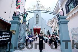 Nhân viên khách sạn luôn sẵn sàng hỗ trợ khách hàng trong suốt kỳ nghỉ