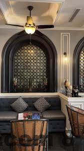 Khu vực lễ tân Home by La Sinfonía Vietnam với phong cách phục vụ thân thiện