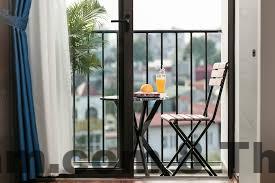 Khu vực lễ tân nhỏ tại Hanoi Exclusive Hotel với nhân viên thân thiện