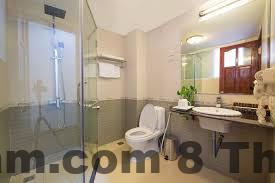 Nhân viên lễ tân Spoon Hotel Hà Nội thân thiện, hỗ trợ khách du lịch nước ngoài