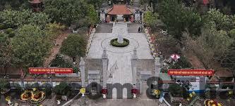 Phố Bà Triệu sầm uất với nhiều cửa hàng, quán ăn và trung tâm thương mại