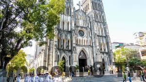 Không gian phòng ngủ tại Tonkin Homestay với nội thất gỗ, ánh sáng tự nhiên và phong cách vintage ấm áp