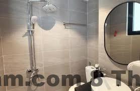 Nhân viên The Little Home hỗ trợ check-in và hướng dẫn khách trong quá trình lưu trú