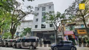 Mặt tiền khách sạn Chez Van Hà Nội với thiết kế đơn giản, phong cách nhà nghỉ boutique