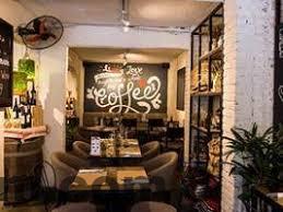 Nhân viên phục vụ khách tại khu vực lễ tân, tạo ấn tượng về sự chuyên nghiệp.