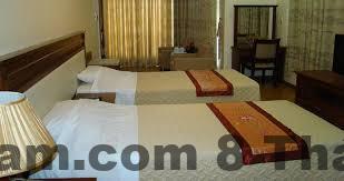 Nhân viên khách sạn thân thiện trong lúc làm thủ tục cho khách