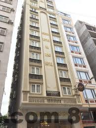 Nhân viên tại Golden Lotus Hotel phục vụ khách hàng chu đáo