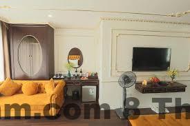 Phòng khách sạn được thiết kế theo phong cách hiện đại, đầy đủ tiện nghi với giường ngủ thoải mái và không gian rộng rãi. Tuy nhiên, một số phòng có thể cảm thấy hơi cũ nếu bạn so với các khách sạn mới hơn.