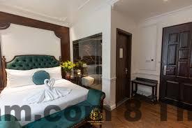 Khách sạn phục vụ bữa sáng tự chọn, với các món ăn đa dạng từ Á đến Âu. Tuy nhiên, món ăn có thể thiếu gia vị và hương vị không đặc sắc.