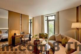 Khu vực lễ tân Hanoi Jade Hostel với nhân viên thân thiện hỗ trợ khách