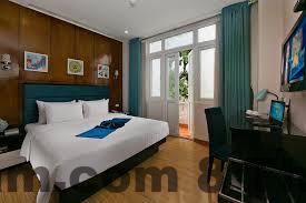 Lễ tân Diamond Legend Hotel thân thiện và chuyên nghiệp