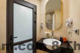 Ngõ Nội Miếu dẫn vào Old Quarter View Hanoi Hostel