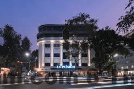 Phố Cầu Gỗ Hà Nội đông đúc và nhộn nhịp, khu vực xung quanh La Passion Premium Hotel