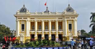 Phố Hàng Đào Hà Nội nhộn nhịp vào buổi tối, khu vực xung quanh DE LA SOIE Hotel