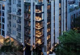 Nhân viên lễ tân DE LA SOIE Hotel & Travel thân thiện, hỗ trợ khách quốc tế