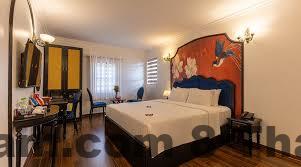 Không gian phố cổ Hà Nội xung quanh Hanoi Hidden Guest House với nhiều hàng quán và lối đi nhỏ