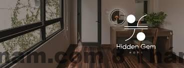 Nhân viên lễ tân thân thiện tại Hanoi Hidden Guest House hỗ trợ khách quốc tế