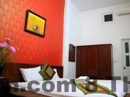 Quầy lễ tân Sword Lake Hostel với nhân viên thân thiện, hỗ trợ khách nhiệt tình