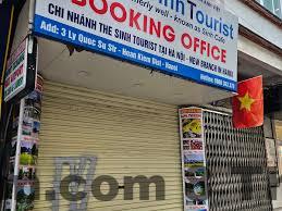 Khu vực phố cổ Hà Nội xung quanh Hanoi La Vision Hotel với mật độ giao thông đông và nhiều hàng quán