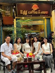 Khu vực quầy lễ tân kết hợp quán cà phê trứng tại Homestay & Egg Coffee