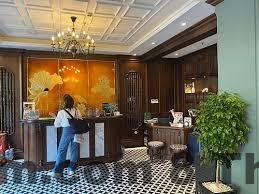 Khu vực ăn sáng tại Salute Premium Hotel & Spa với buffet nhỏ gọn