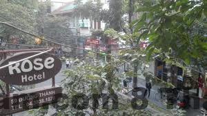 Nhân viên lễ tân Golden Rose Premium Hotel thân thiện và hỗ trợ khách nhiệt tình