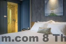 Nhân viên lễ tân Bespoke Trendy Hotel thân thiện và hỗ trợ khách tốt