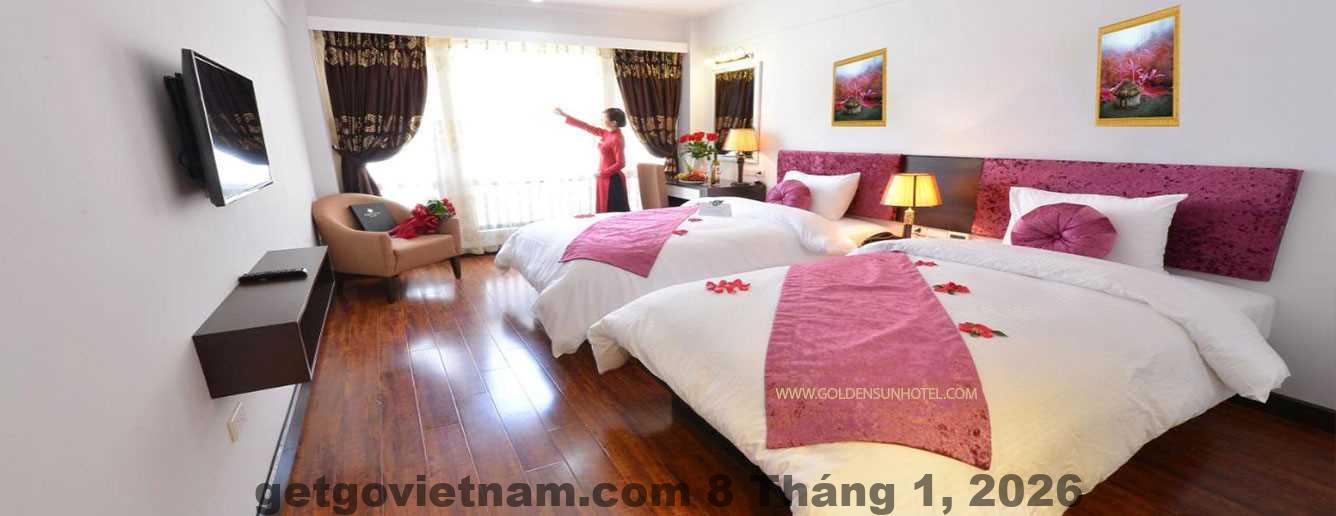 Mặt tiền Hanoi La Castela Hotel nằm trên phố Hàng Mành thuộc khu phố cổ Hoàn Kiếm Hà Nội