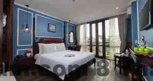 Hành lang và cầu thang hẹp thể hiện quy mô nhỏ của Blue Hanoi Inn Hotel