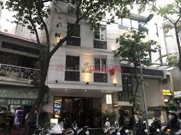 Khu vực lễ tân Tunger Premium Hotel với nhân viên hỗ trợ khách du lịch