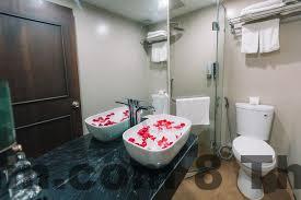 Khu vực lễ tân Hanoi Lake View Hotel and Spa với nhân viên thân thiện