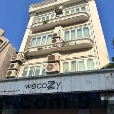 Nhân viên lễ tân WECOZY HANOI thân thiện và hỗ trợ khách tốt