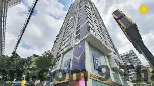 Nhân viên lễ tân Khách sạn Cầu Giấy phục vụ khách check-in