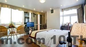 Khu vực đường Khâm Thiên nơi Khách sạn Văn Miếu 2 tọa lạc – đông đúc và nhiều hàng quán