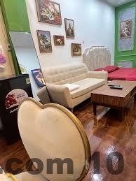 Phố Khâm Thiên đông đúc, nhiều hàng quán xung quanh khách sạn