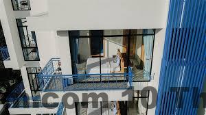 Khu vực lễ tân nhỏ gọn tại Prada Homestay với phong cách đơn giản và nhân viên thân thiện