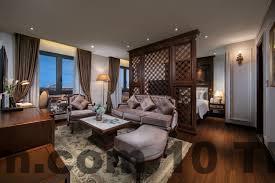 Bữa sáng đơn giản tại Riad Sóc Sơn với bánh mì, trứng và trái cây