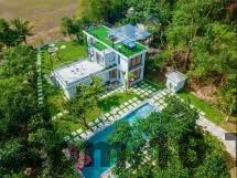 Sân vườn rộng tại Solaria Garden phù hợp tổ chức tiệc và sinh hoạt nhóm