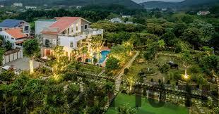 Không gian sân vườn và khu BBQ tại Huong Lan Villa