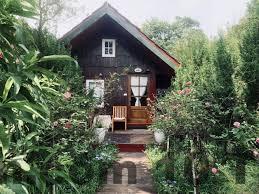 Review Khu Nghỉ Dưỡng Ba Hạt Dẻ Sóc Sơn 2026: Có Đáng Ở Không? 3 Đường vào Khu nghỉ dưỡng Ba Hạt Dẻ Sóc Sơn khá nhỏ, bao quanh bởi cây xanh