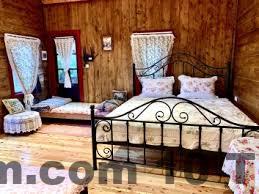 Review Khu Nghỉ Dưỡng Ba Hạt Dẻ Sóc Sơn 2026: Có Đáng Ở Không? 4 Phòng nghỉ tại Ba Hạt Dẻ Resort thiết kế mộc mạc, nội thất gỗ, nhiều ánh sáng tự nhiên