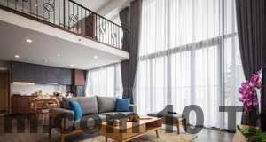 Nhân viên lễ tân Chemi Hanoi Airport Hotel hỗ trợ khách