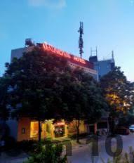 Khu vực lễ tân Anova 1 Hotel với nhân viên hỗ trợ khách