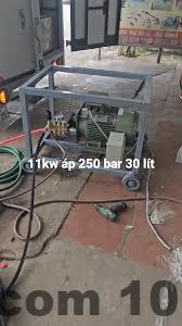 Nhân viên bán hàng điện máy đang tư vấn sản phẩm cho khách