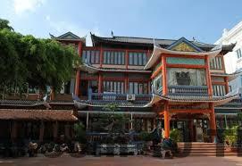 Bãi đỗ xe rộng rãi tại Ngoại Thương Hotel Từ Sơn