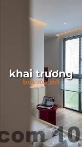 Không gian phòng ngủ Hidden 9 đơn giản với giường, TV và ánh sáng cơ bản