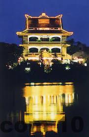 Đường Xuân Diệu Hồ Tây với nhiều nhà hàng, quán café và cộng đồng người nước ngoài sinh sống