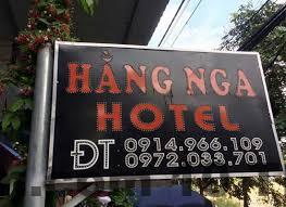 Không gian ăn uống đơn giản tại Hang Nga Homestay
