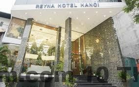 Phòng nghỉ hiện đại với cửa sổ lớn nhìn ra thành phố.